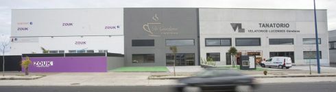 Discoteca y tanatorio est�n separados por una nave, en la que montaron una cafeter�a, que pertenece a la misma empresa que gestionar� el tanatorio. 