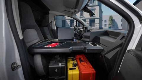 Imagen del interior de la furgoneta, que tiene emplear� la zona de copiloto como espacio de uso flexible