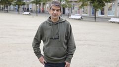 O voceiro de Ferrol en Com�n, Jorge Su�rez, na praza de Armas.