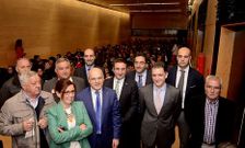 <span lang= es-es >Baltar no reh�ye la foto con sus alcaldes pol�micos</span>. El presidente de la Diputaci�n se rode� ayer, en la presentaci�n del programa de empleo, de los regidores de O Carballi�o (cuarto por la derecha) y Barbad�s (a la izquierda, en segundo plano). Ambos est�n de actualidad, el primero por la operaci�n Pok�mon y el segundo, por su patrimonio, pero ninguno fue apartado de la foto.