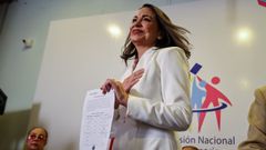 La candidata Mar�a Corina Machado recibe el documento, firmado por los Miembros de la Comisi�n Nacional de Primarias, que la proclama como ganadora de las elecciones internas de la oposici�n.