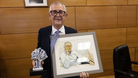 Arroupado por Ana Pont�n, Evencio recibiu dos seus compa�eiros un carballo de Sargadelos que se adoita entregar aos condecorados polo Concello e un cadro pintado a man a partir dun retrato da fotoxornalista de La Voz, Ana Garc�a. 