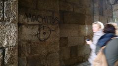 Una de las pintadas halladas esta semana en el Arco de Palacio, de la catedral de Santiago
