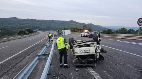 El coche se salió de la vía en la AG-53 y chocó contra la bionda; un camión que quería esquivarlo acabó volcando