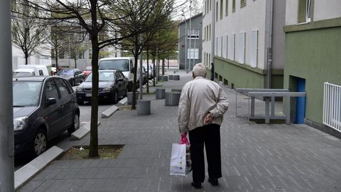 Un hombre mayor, en el barrio de Laba�ou