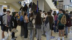 Jvenes a punto de entrar en el examen de la selectividad ordinaria del pasado junio, en A Corua