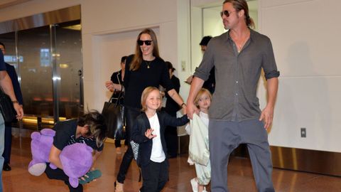 Angelina Jolie y Brad Pitt, con sus hijos