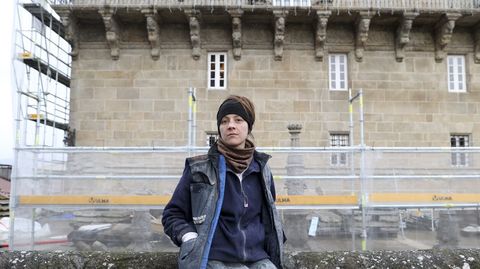 Elena D&iacute;az, con el Parador de Santiago de fondo, en el que volver&aacute; a trabajar como cantera y restauradora despu&eacute;s de Reyes, tras pasar las Navidades con parte de su familia. Ella compagina este oficio con el deporte (es fitboxer) y en casa mantiene viva su pasi&oacute;n por la pintura y escultura. Aqu&iacute; ya expuso dos veces en Pontevedra y otro par en Vigo y una pieza suya se exhibi&oacute; en la Escola de Poio durante la Bienal.