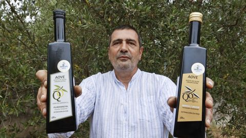 Julio Quiroga posa con los aceites que elabora en Ouro de Quiroga