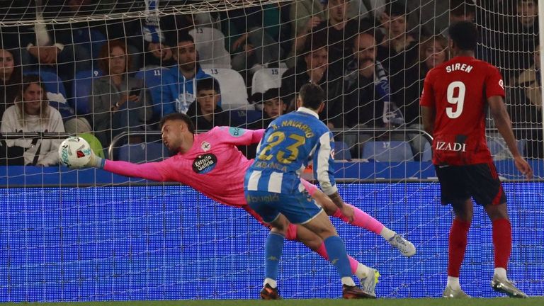 �lvaro Ferllo desv�a un disparo durante el partido entre el Deportivo y el Mirand�s en Abanca Riazor