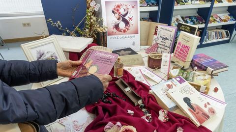 Espacio de lectura sobre igualdad en la biblioteca municipal de Malpica