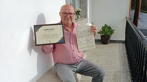 Arturo Vidal, con el diploma de la Seguridad Social y su primer contrato laboral