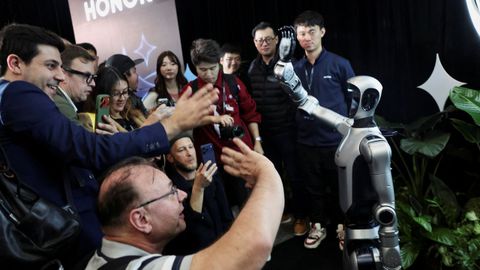 Un robot de la empresa china Honor saluda a la prensa en la v&iacute;spera del Mobile World Congress de Barcelona