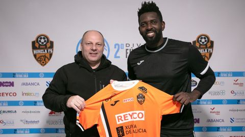 �ngel Bingyoba, presentado por el directivo Luis Guill�n.