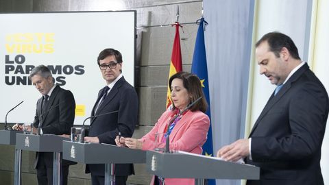 Los ministros de Interior, Sanidad, Defesa y Transportes, en una rueda de prensa en la Moncloa