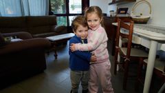 Iker, con su hermana Antonella