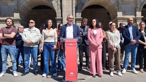 En el centro el alcalde, Miguel Fern�ndez, durante su comparecencia, acompa�ado por concejales y otros representantes del PSdeG, como Jos� Ram�n G�mez Besteiro o Carmela L�pez