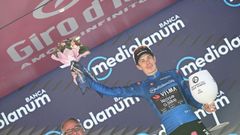 Jonas Vingegaard no podio tras a 14.� etapa do Giro de Italia.