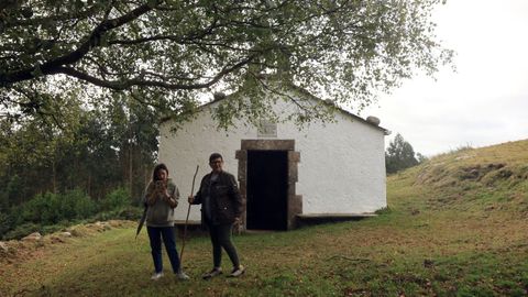 La capilla actual de la Sarna fue construida en 1970, y se sitúa a más de 400 metros de altura en la parroquia viveirense de Santa María