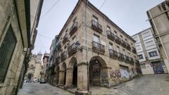 Los escudos familiares y la placa en memoria del autor de la gram�tica est�n en la que fue vivienda del alcalde durante los a�os 1918 y 1919
