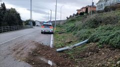 As� qued� la farola derribada el martes por la noche por un veh�culo en la bajada a Mirasol