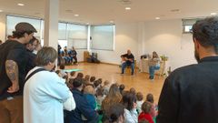 Unha actividade na biblioteca da Laracha, en imaxe de arquivo