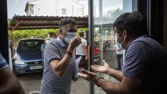Avelino Pazos, a la izquierda, tras un tenso pleno en el Concello de Castrelo de Mi�o