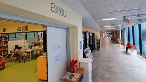 El aula hospitalaria del Cunqueiro está junto a pediatría