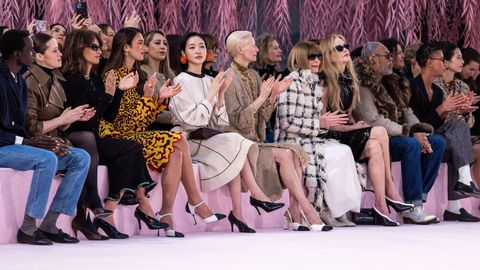 La modelo Malick Bodian, la actriz Claire Foy, la actriz Pen�lope Cruz, la cantante Dua Lipa,�la actriz Go Eun Kim, la actriz Tilda Swinton, la editora Anne Wintour y la actriz Nicole Kidman, en la primera fila del desfile de Chanel