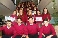 Los alumnos de cursos inferiores premiados en el Obradoiro y los galardonados de bachillerato del centro.