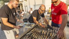 Asado de sardinas, en el paseo marítimo malpicán