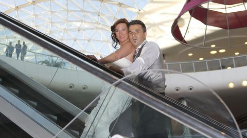 Laura Lombarda y Cristbal Martnez, durante su posado de posboda en las escaleras mecnicas de Marineda City, en A Corua