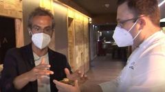 Manuel Garc�a da a probar su patata �al estilo Costi�a� al reportero de �Espa�a Directo� en el restaurante xalleiro con una estrella Michelin.