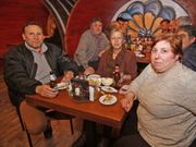 Empresarios, amigos y familiares acudieron a la fiesta de reapertura del negocio hostelero situado en el casco urbano boirense.