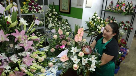 Nerea Espaaprepar cientos de arreglos florales en las vsperas de Difuntos