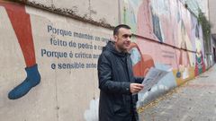Xaqu�n Moreda present� el plano delante del mural que la ciudad de Pontevedra dedic� a Mar�a Victoria Moreno