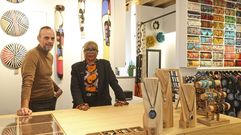 Catherine Eleke, al frente de Sawa Bant, junto al diseador de este nuevo espacio comercial de A Caldeirera, Ramn Gmez (de Trestresnovenove). Antes de la inauguracin, el sbado, tena muchas dudas sobre la acogida, como un peso encima, pero cuando vi que tanta gente se paraba en el escaparate, entraba y compraba me sent ms ligera, confiesa ella.