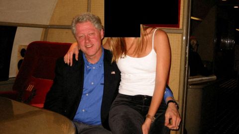 Una de las im&aacute;genes de Clinton encontrada entre los papeles de Epstein