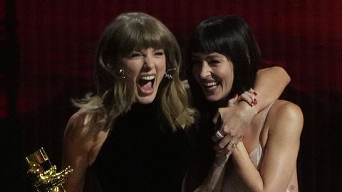 Taylor Swift y Dakota Johnson, tras la entrega del galard&oacute;n honor&iacute;fico en la gala de los MTV Music Video Awards.