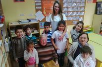 Ni�os de Tallo, Sandra Cousillas, Dolores Varela y Carmen Eiroa, en la grabaci�n para Radio Voz. 