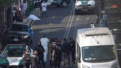 Varios peritos forenses trabajando en la calle de Ciudad de Mxico donde dos asesores de la alcaldesa han muerto tiroteados.