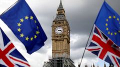 Las banderas del Reino Unido y de la Uni�n Europea con el Big Ben de fondo.