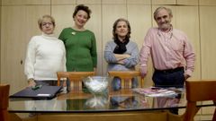 A Elsa Caporales, Mar�a Fern�ndez N��ez y Mar�a Jes�s Ruiz un cribado de c�ncer de mama les cambi� la vida; al lado, Guillermo Deb�n, m�dico y presidente del comit� cient�fico de la Asociaci�n Espa�ola Contra el C�ncer en A Coru�a
