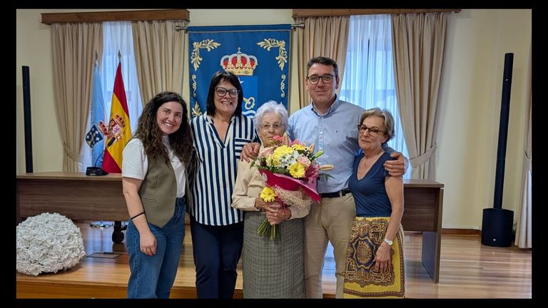 Mercedes Corbelle e a s�a familia no concello con Dani Vega