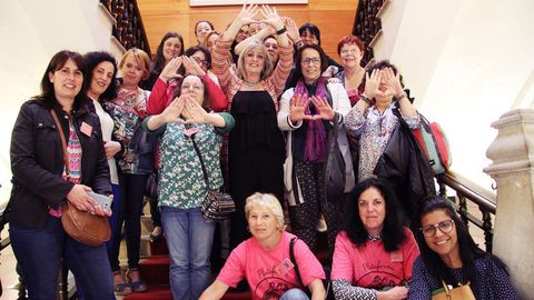 Blanca Caedo, en el centro, con un grupo de feministas, tras recibir el respaldo del pleno de Gijn 