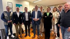 Carmen Moriy�n y Adri�n Pumares junto a miembros de Otea.