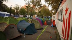 Los j�venes acampados en la plaza Universitat de Barcelona acudir�n a la cacerolada