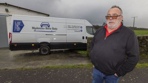 DESDE MUXÍA. Jesús Sánchez Caamaño es de Añobres, en Moraime (Muxía). Tiene 61 años y lleva más de 30 en la carretera. Ya antes, como emigrante en Liechtenstein desde 1979, iba y venía como tantos, pero por vacaciones, no por motivos profesionales. De Suiza, de lo único que se queja es el tráfico, muy intenso y lento en algunas ciudades. Entre tantos trayectos, las noches hay que pasarlas en hoteles y hostales, y empezar muy temprano a diario. ana garcía