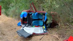 El coche, con el techo levantado tras el rescate de la personas que hab�a  quedado atrapada