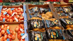 Estanter�as de un supermercado en Burela